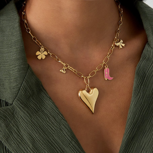 Goudkleurige bedelketting met western-geïnspireerde bedels voor een unieke look - om de hals gedragen