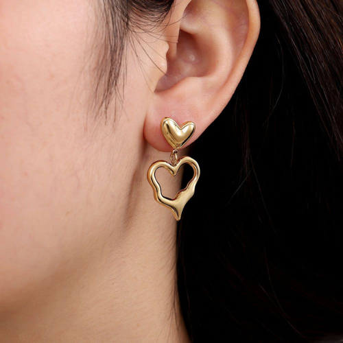 Goudkleurige vloeiende hart oorbellen - van roestvrijstaal - gedragen in het oor
