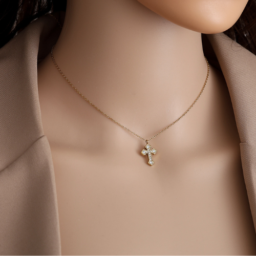 Goudkleurige Grace ketting met minimalistisch kruisje bezet met zirkonia steentjes om de hals gedragen - van roestvrij staal