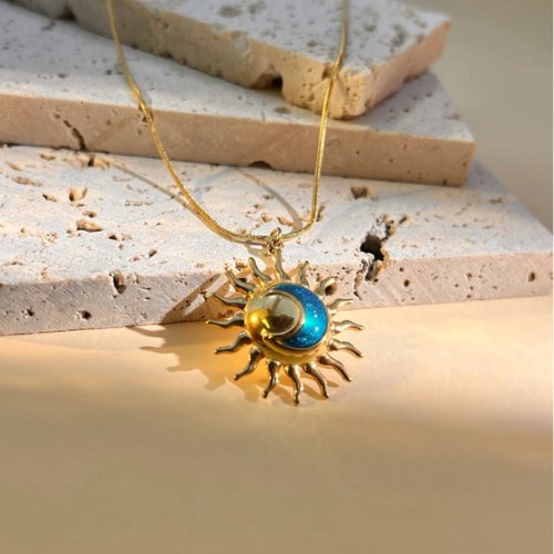 Goudkleurige zonneketting met blauwe sterrenhemel details in het zonlicht