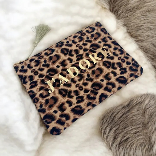 Make-up tasje met panterprint en J'adore in goudkleurige letters met kwastje - ideaal voor de komende vakanties