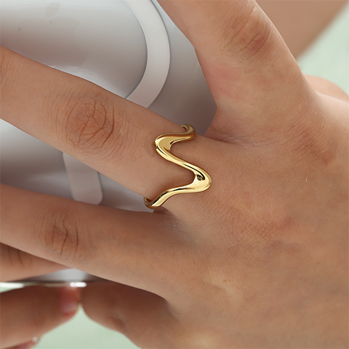 Goudkleurige ring met golvend design – van roestvrij staal - mooi te combineren
