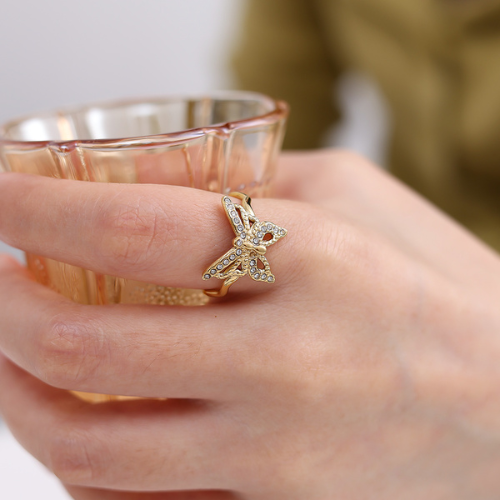 Goudkleurige Vlinder Ring ingelegd met zirkonia steentjes, gedragen om de vinger - stijlvolle RVS ring in vlindervorm